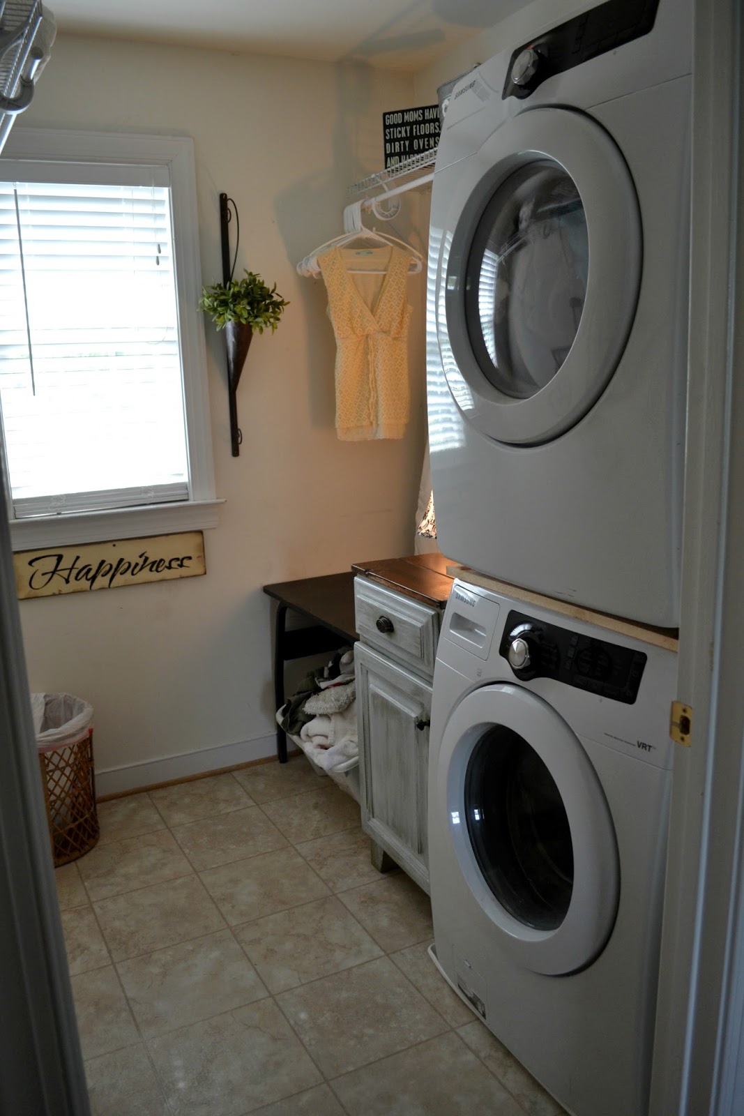 Down to Earth Style: Small Laundry Room - making more space Down to Earth Style: Small Laundry Room - making more space