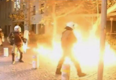 ΧΑΟΣ στην Αθήνα   Δείτε το ΒΙΝΤΕΟ από τα επεισόδια που κάνει τον γύρο του κόσμου [βίντεο]