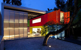 Tienda construida con contenedores marítimos Tienda construida con contenedores marítimos
