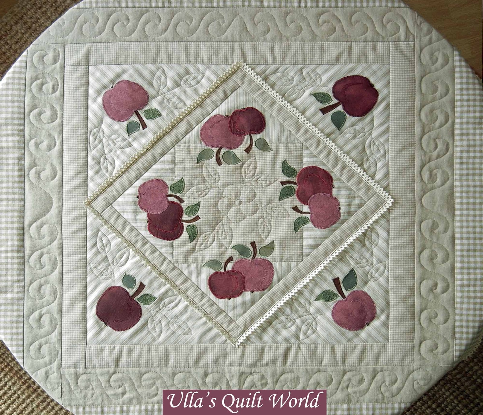 Ulla's Quilt World Quilted tablecloth with Apples
