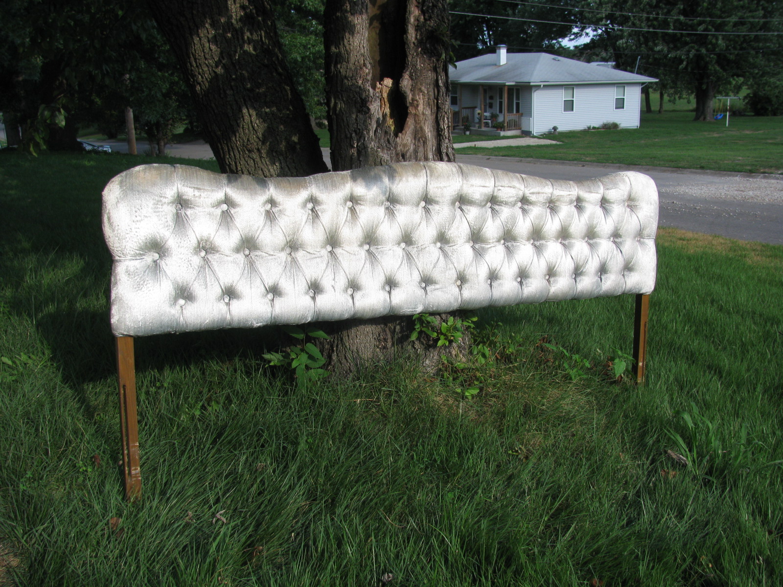 Pondicherry cottage Awesome Velvet Headboard!