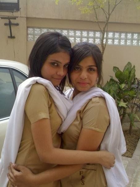 Lovely Pakistani College Girls Romantic Images Lovely Pakistani College Girls Romantic Images