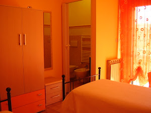 camera arancio doppia con bagno