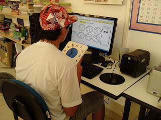 Edinho trabalhando horas e minutos no computador e fazendo uso de um relógio concreto para melhor compreensão.