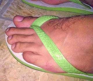 homem de havaianas tradicional