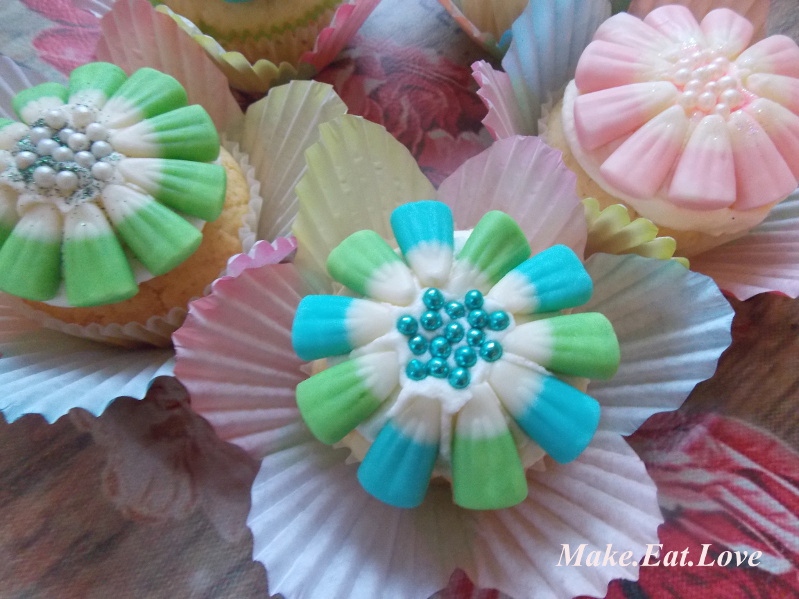 How to make pretty Flower Cupcakes using Candy Corn MAKE. EAT. LOVE