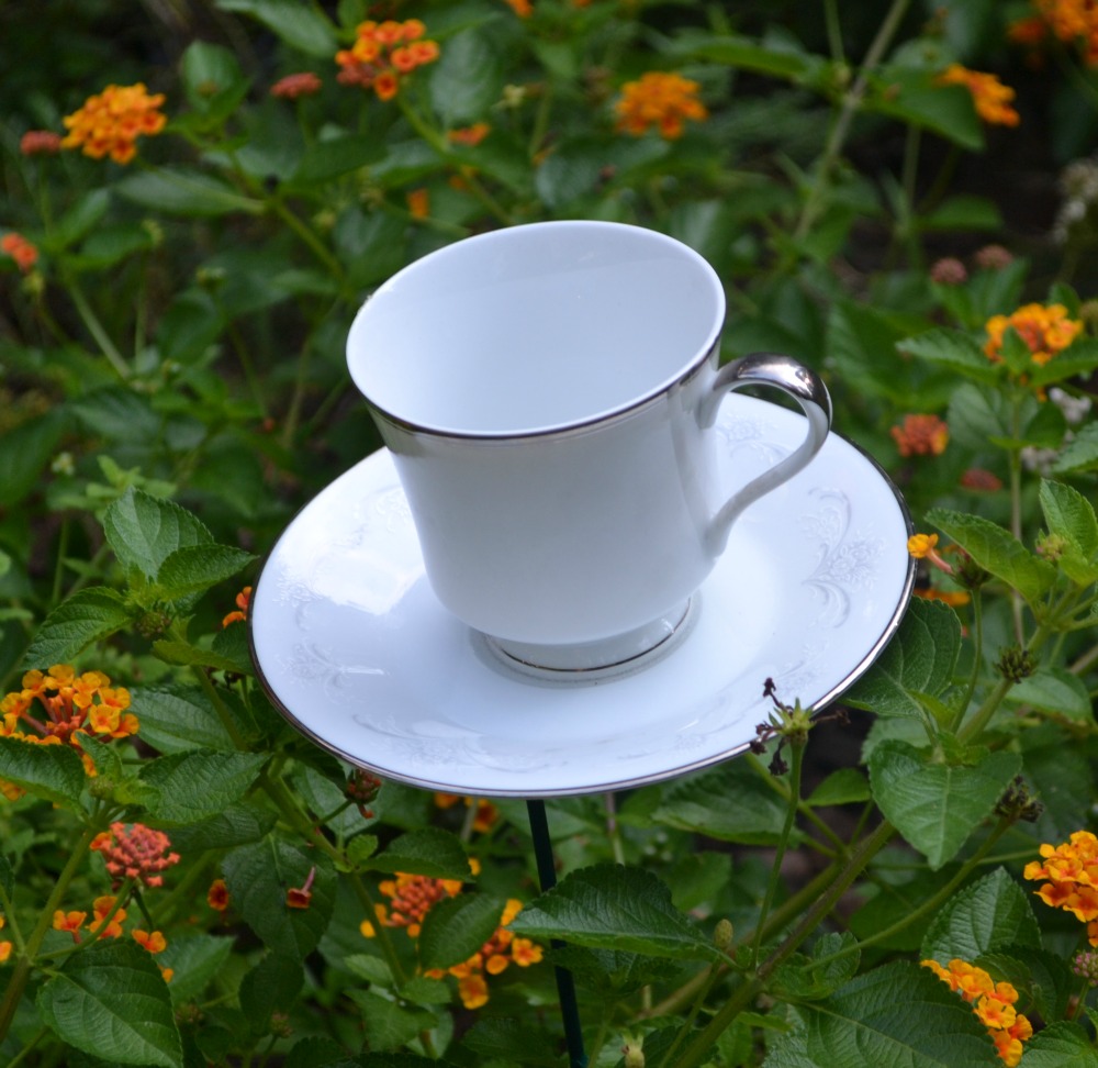 A Cook and Her Books: Teacups in the garden, #DIY