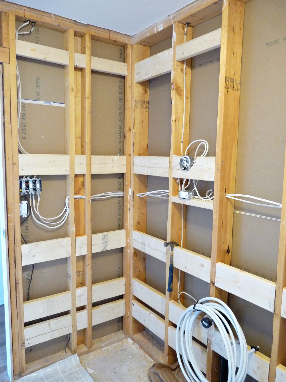 Bathroom Update Floating Walnut Dans le Lakehouse