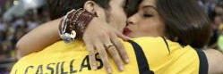 Inilah Ciuman Mesra Casillas kepada Kekasih Saat Spanyol Juara