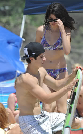 Here are some pics of Disney Star David Henrie Shirtless