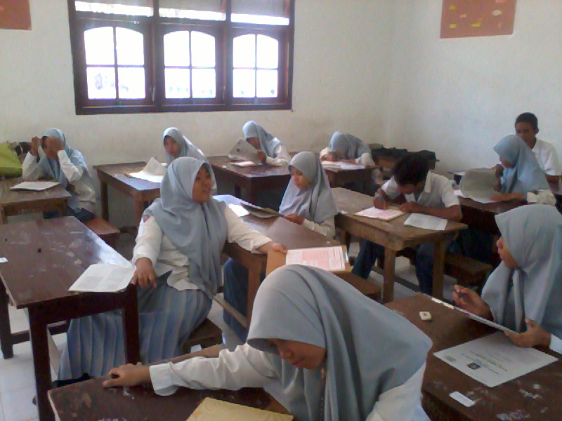 MENURUT KAMU MENYONTEK ITU PERBUATAN BENAR ATAU SALAH? MASIH MENJADI