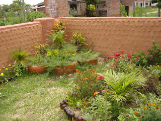 Casas construídas com garrafas pet Casas construídas com garrafas pet