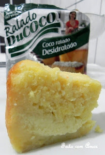 Bolo cremoso, com leite de coco, coco ... da Lou