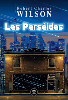 C’est l’histoire de deux géographies intriquées : celle des ruelles nocturnes de Toronto et celle de l’étrange librairie Finders, deux géographies qui ne sont pas ce qu’elles semblent être car non, décidément, la carte n’est pas le territoire... C’est l’histoire des abîmes vertigineux de l’espace et du temps et de ce qu’ils abritent, de l’étrange et de l’occulte, là, au coin de la rue, au détour d’un rayonnage de bibliothèque ou sur une case d’échiquier... C’est l’histoire de ce qui ne peut être vu et que l’on voit quand même, de ce qui ne peut être dit et qu’il nous faut dire, malgré tout... C’est l’histoire des Perseides, neuf récits se répondant les uns les autres pour tisser l’ébauche d’un paysage indicible, un livre à l’ombre des grands maîtres tutélaires de l’œuvre wilsonienne : Jorge Luis Borges, Howard Phillips Lovecraft et Clifford D. Simak en tête. Peut-être le livre le plus personnel de Robert Charles Wilson.