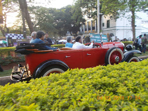 Vintage car  on the way to racetrack for presentation of  "Kingfisher Ultra Indian Derby 2018"