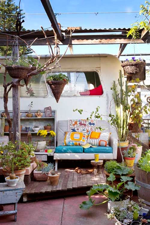 Un jardín con caravana hippie  A garden with a hippie caravan  | EN