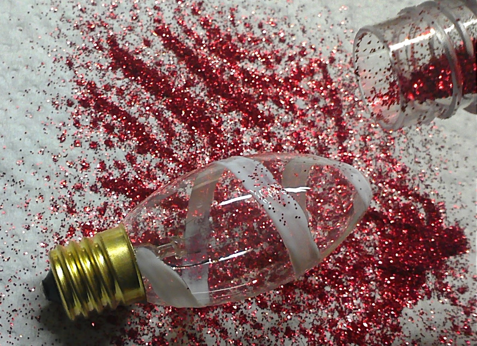 2MESSY DIY Glitter Swirl Christmas Bulbs
