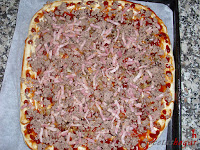 Pizza barbacoa con borde sorpresa-añadiendo baicon