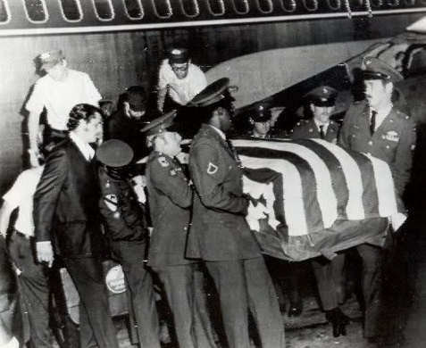 audie murphy plane 1971 1925 atlanta his coffin aboard loaded