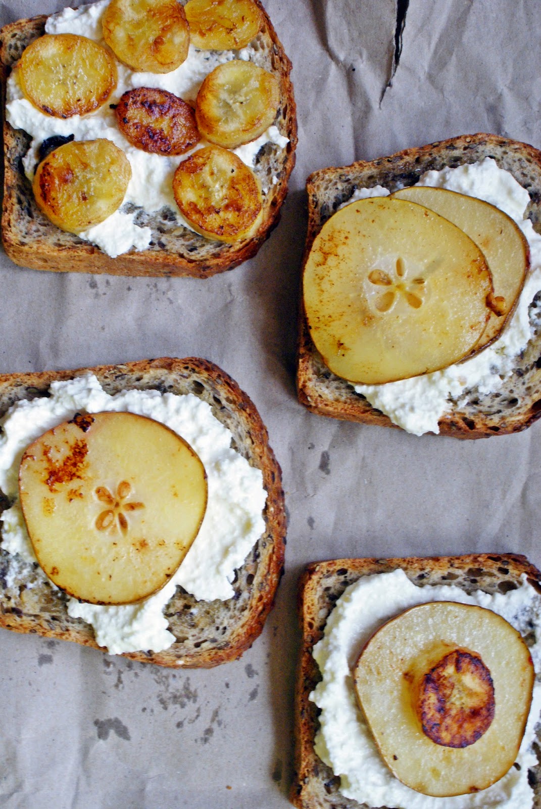 Żytnie grzanki na słodko z miodem, serem i owocami