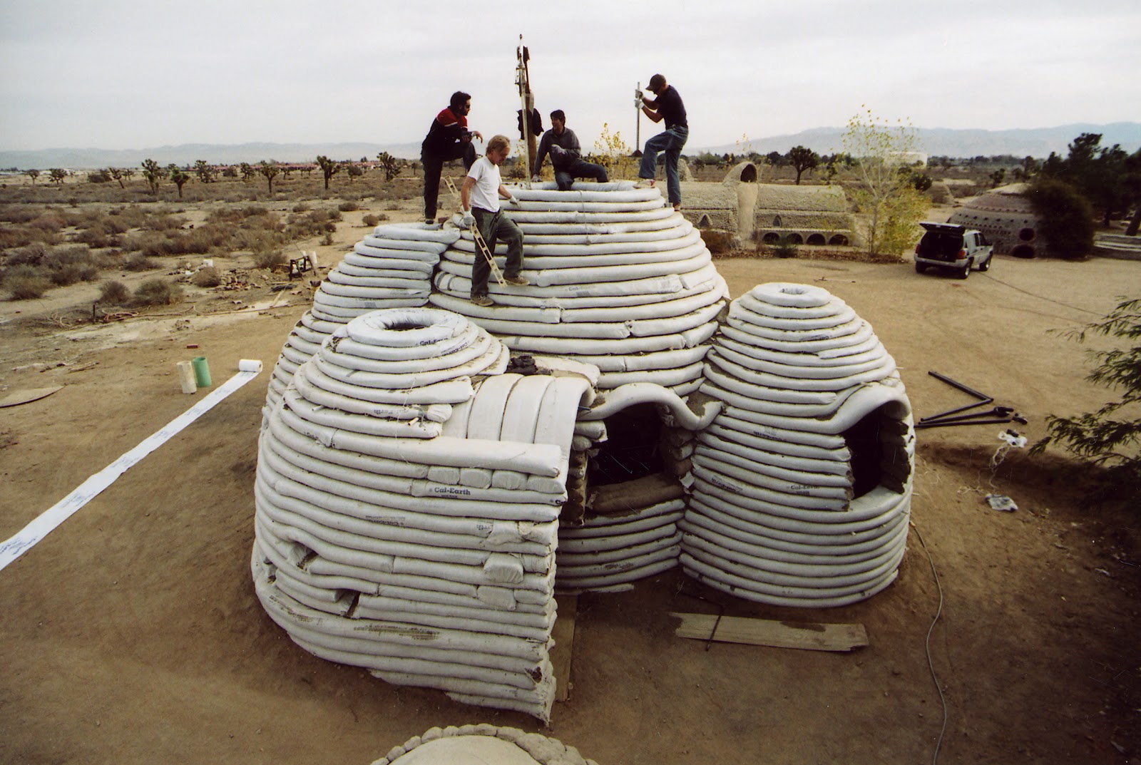 Materiaal Earth bag construction house by Architect Nader Khalili