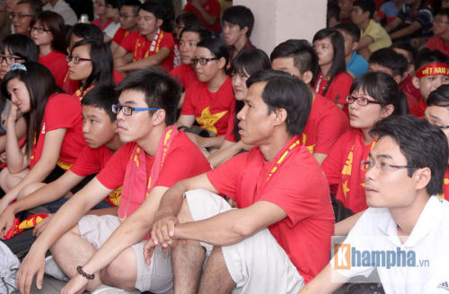 Fan nữ xinh đẹp cười tít mắt mừng U23 VN thắng đậm