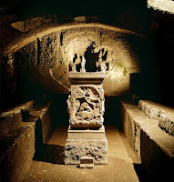 Mitreo de San Clemente. En el siglo XIX apareció un templo de Mitra en el subsuelo de esta basílica romana, cuando se excavaba en busca de las ruinas de un templo paleocristiano.