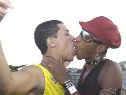 lacraia beijando