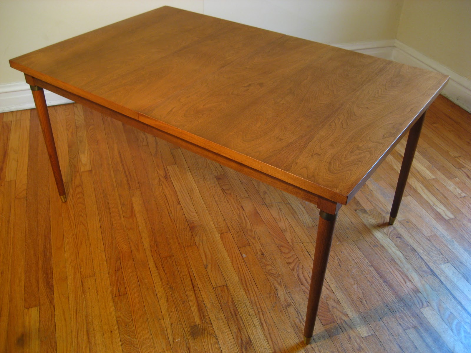 flatout design Dining Table with Internal Leaf