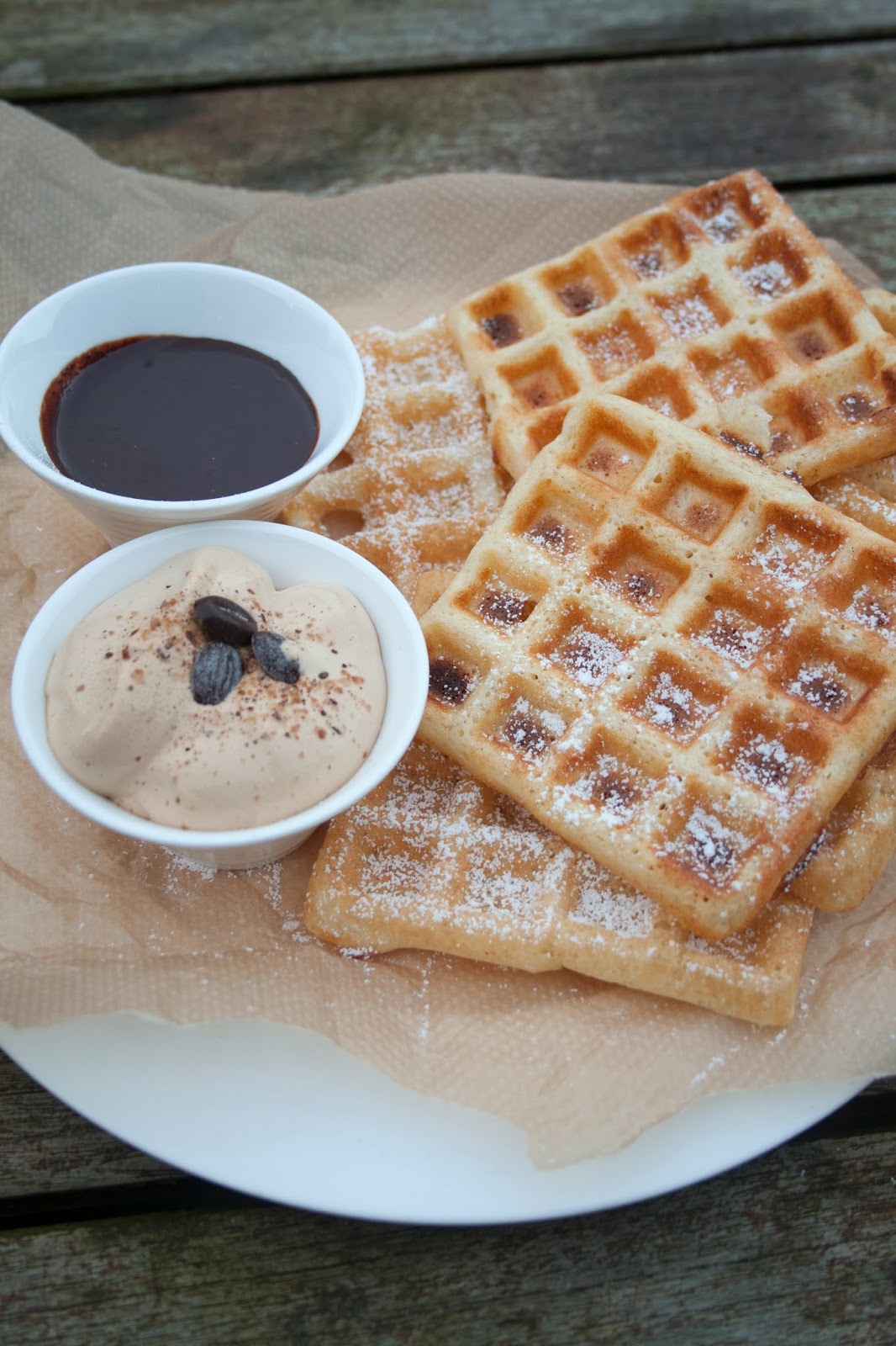 Wafels met chocoladesaus en koffieslagroom