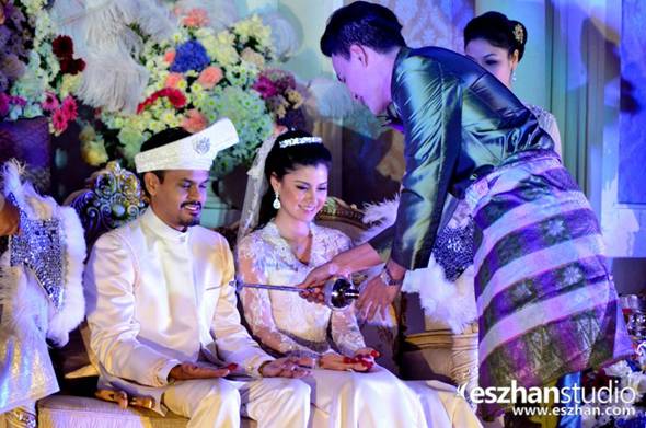 Suasana dewan yang dihiasi dengan paduan bunga berwarna tampak