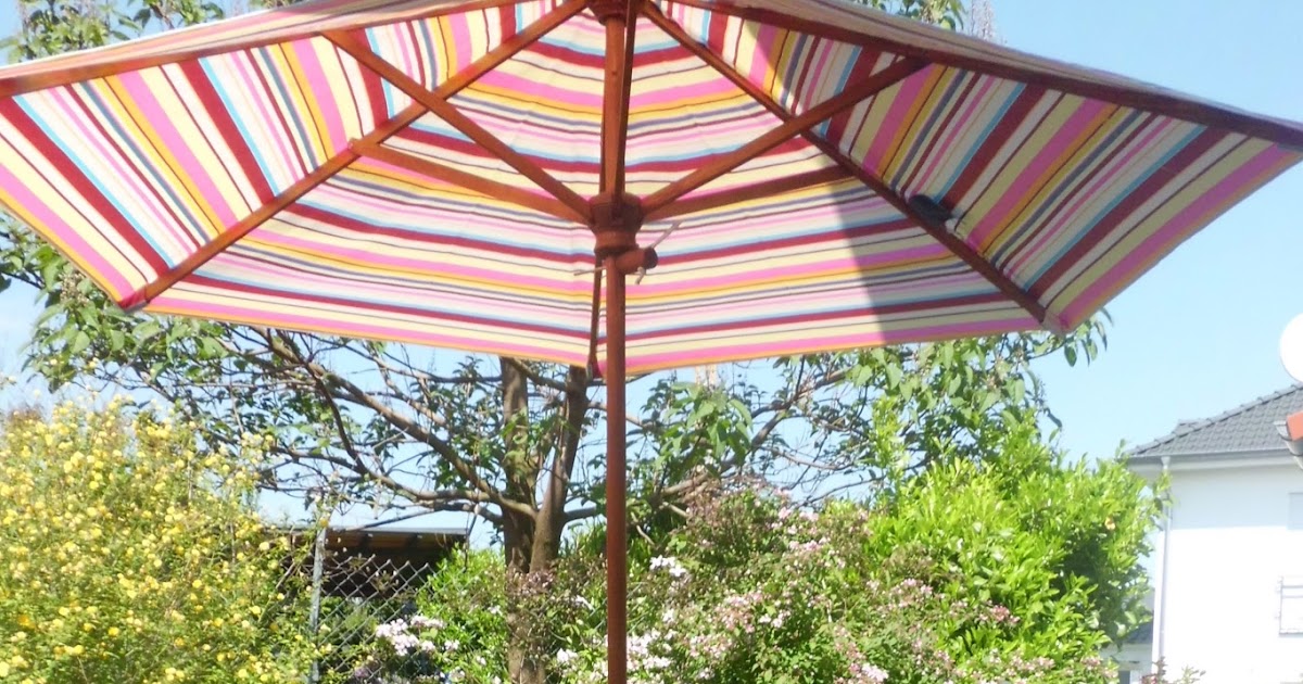 Unsere kleine bunte Welt: Ein bunt gestreifter Sonnenschirm...