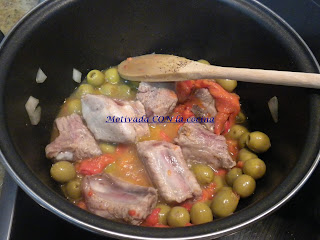 MOTIVADA CON LA COCINA