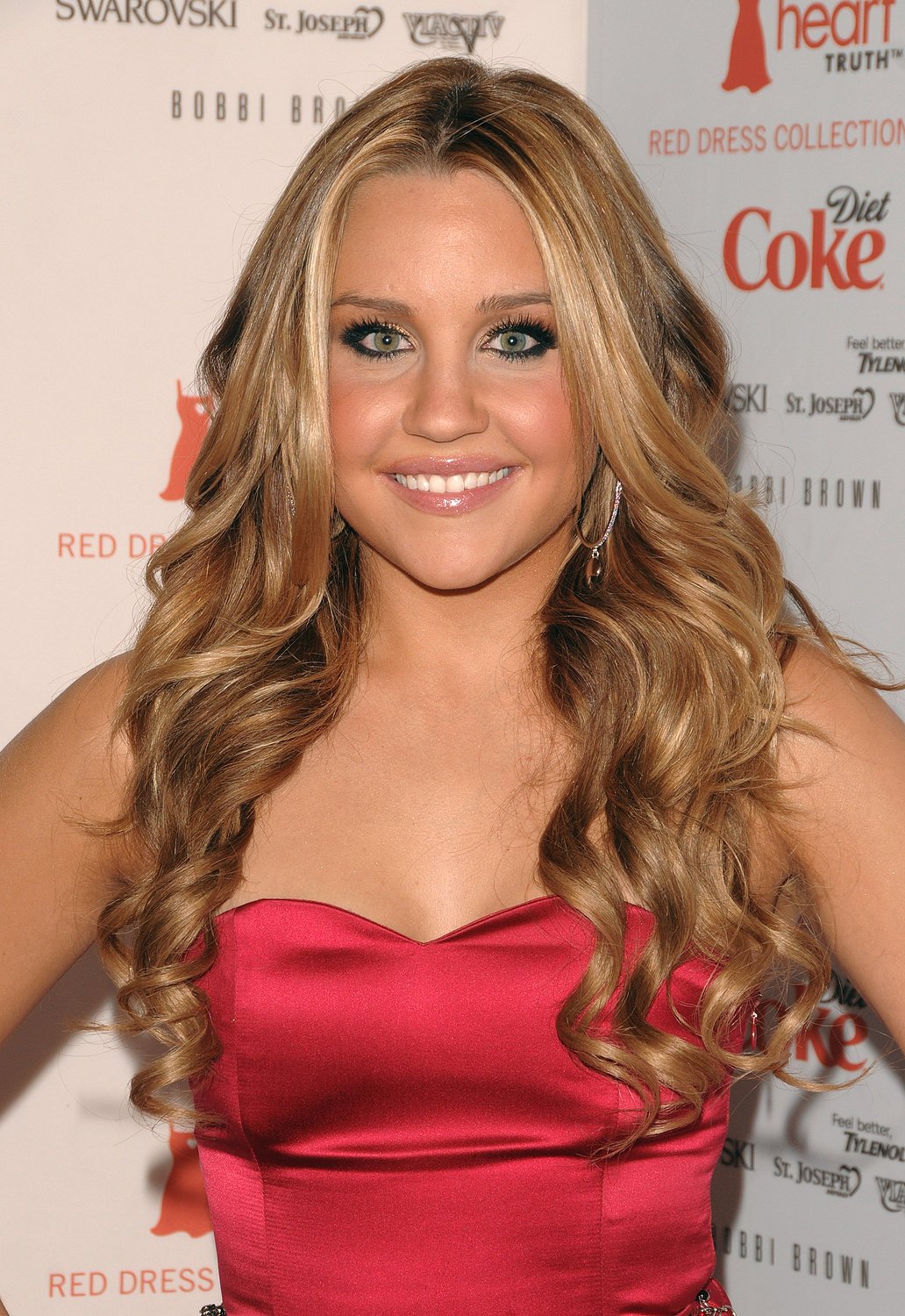 SEXY HOT GIRL: Amanda Bynes in a short red dress