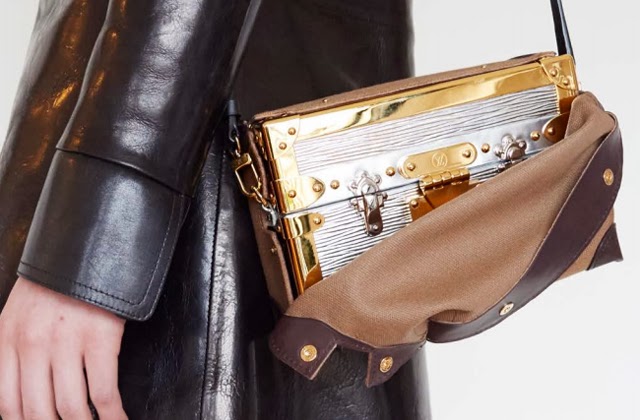 Throwback Thursday: Paris Hilton and Kim Kardashian's Matching Louis Vuitton  Bags - PurseBlog
