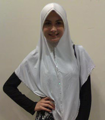 12 Wanita berjilbab tercantik di Indonesia