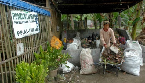 Pondok Pesantren Al-Imdad, Kelola Sampah Peduli Lingkungan image: Tempo.co Pondok Pesantren Al-Imdad, Kelola Sampah Peduli Lingkungan image: Tempo.co
