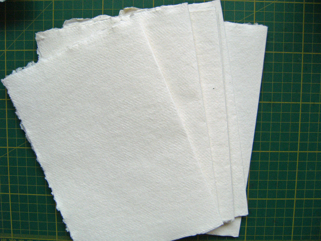 http://2.bp.blogspot.com/-z5YpgME8A_w/T6L0PL50tII/AAAAAAAAFU8/knc0INi5ziM/s1600/030512_Handmade_paper_2.jpg