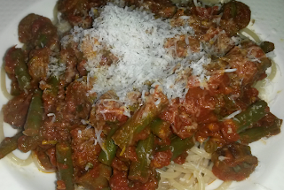 Spaghetti met een saus van tomaten, haricots verts en runderworstjes