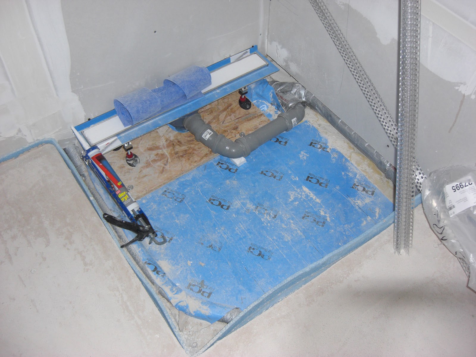 Hausnummer 49: Badewanne und Duschrinnen sind montiert