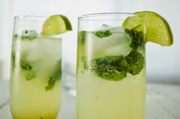 alcohol, cocktails, honey and alcohol, honey and mojito, honey cocktails, mojito recipe, mojito with honey and lime cocktail, mojitos, rum and honey, rum mojito, the best mojitos, drinks, good alcoholic drinks, 