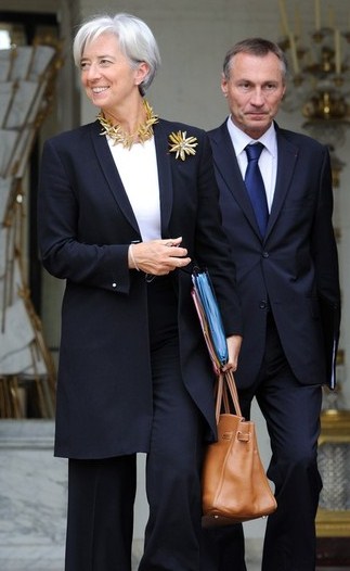 [Image: lagarde+navy+suit+gold+jewelry.jpg]