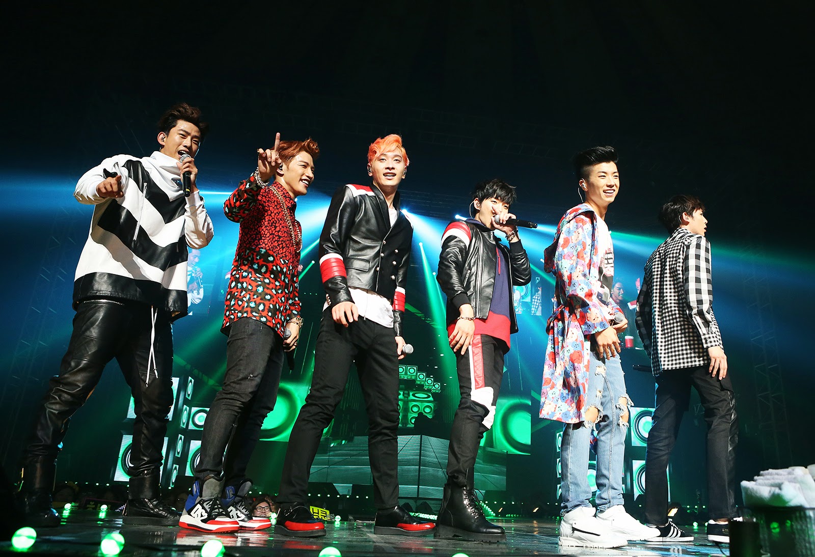 2PM Kicks Off its '2PM World Tour GO CRAZY' - Kpop Behind | All the