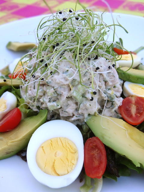 Scrumpdillyicious: Tuna Salad with Onion Sprouts, Avocado & Tomato