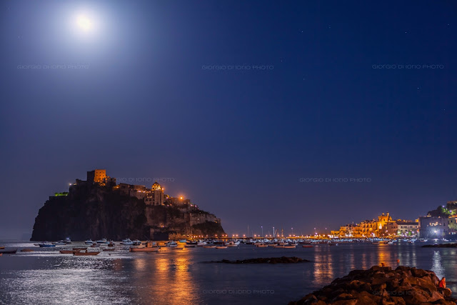 ischia di notte, La luce della Luna, Castello Aragonese Ischia, Moonlight in Ischia, Luna Ischitana, borgo della Mandra, foto Ischia,