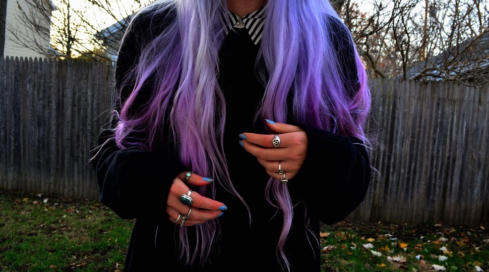 Фото голой жопы девушки с фиолетовыми волосами