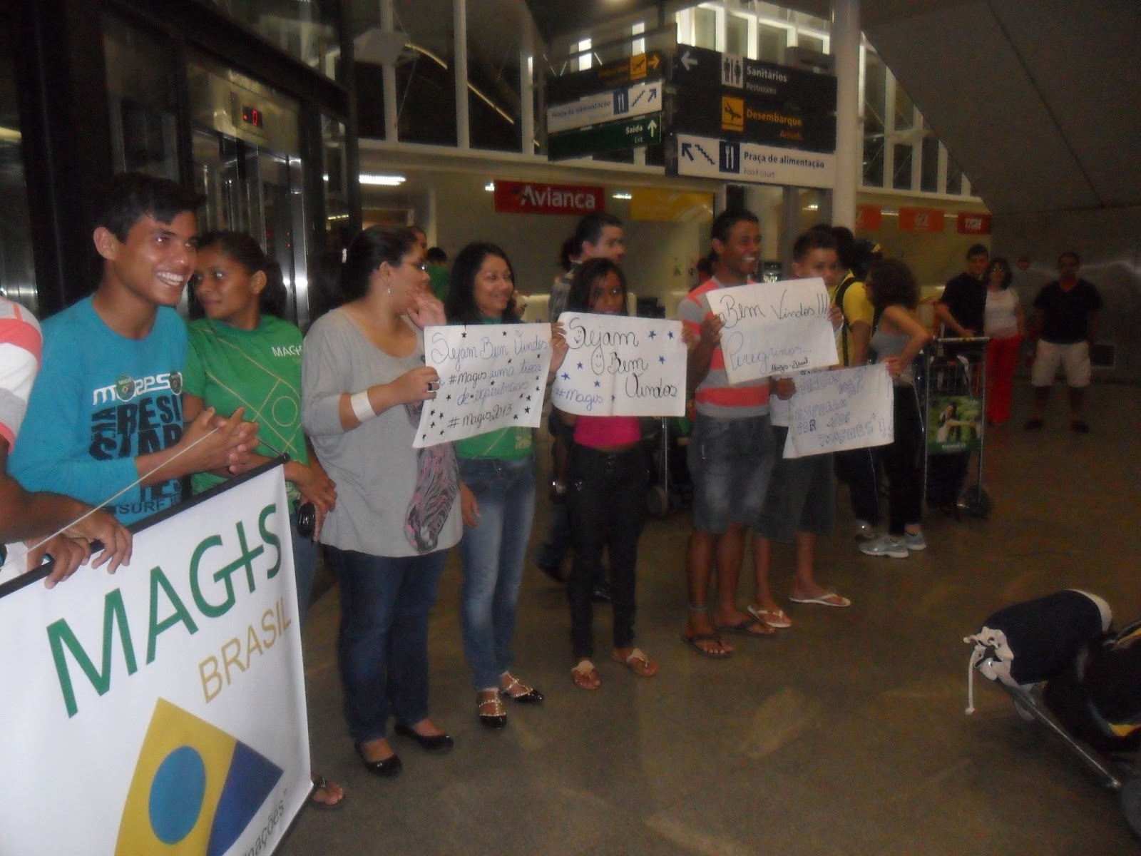 Jangadenses esperando os estrangeiros no aeroporto