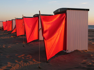 Strandhuisjes bij zonsondergang
