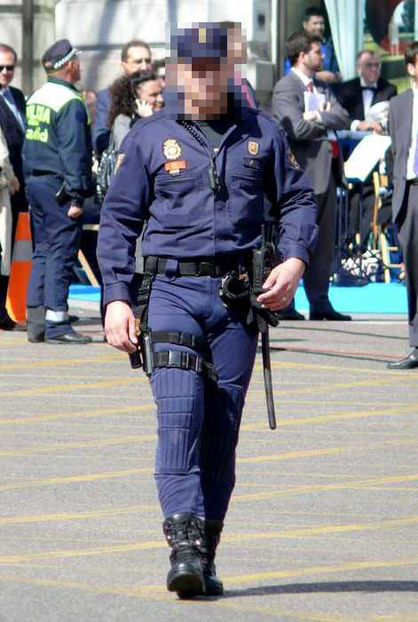 Police+Bulges este poli los tiene bien puesto salta a la vista joder cómo se le ...