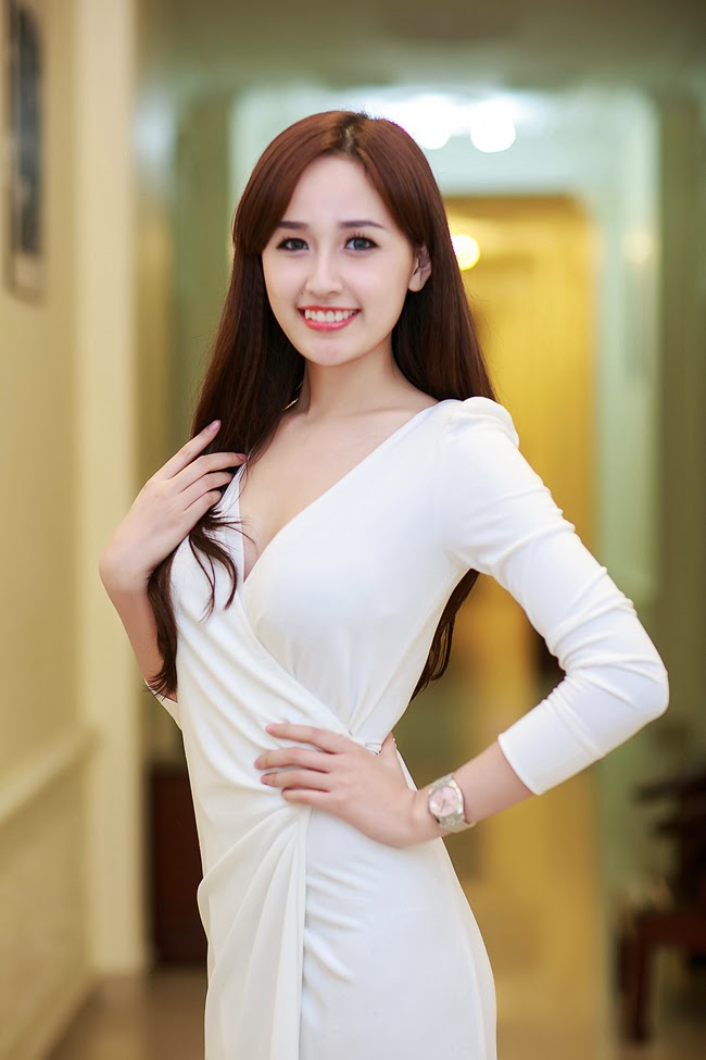 Những chiếc áo xẻ xâu lộ vòng một của người đẹp Việt